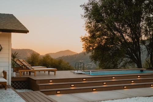 Vista exterior, Boho chic oasis by Casa Oso with pool, spa and views in Ahwahnee (CA)