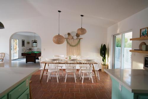 Cozinha, Boho chic oasis by Casa Oso with pool, spa and views in Ahwahnee (CA)