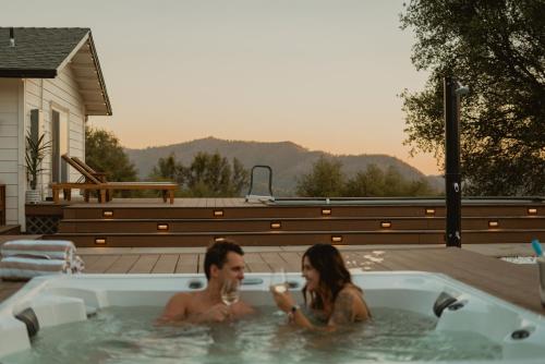 Nas proximidades, Boho chic oasis by Casa Oso with pool, spa and views in Ahwahnee (CA)