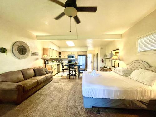 SU13 - Lake view King Studio with full kitchen, deck overlooking Lake Ouachita, king bed and queen sleeper sofa, Mount Ida