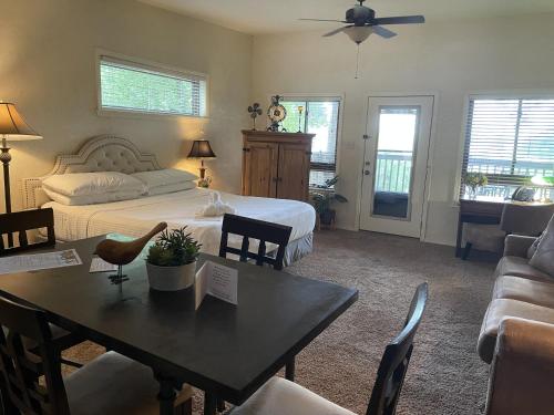 SU13 - Lake view King Studio with full kitchen, deck overlooking Lake Ouachita, king bed and queen sleeper sofa, Mount Ida (Foto 6)