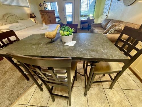 SU13 - Lake view King Studio with full kitchen, deck overlooking Lake Ouachita, king bed and queen sleeper sofa, Mount Ida (Foto 7)