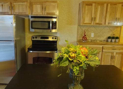 A2 - Poolside King Cabana with full kitchen, king bed, sleeper sofa and pool access, Mount Ida (фото 11)