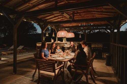 Instalações, Boho chic oasis by Casa Oso with pool, spa and views in Ahwahnee (CA)