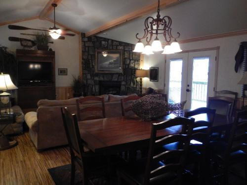 C20, Three bedroom, three bath log-sided, luxury Harbor North cottage with hot tub cottage, Mount Ida (zdjęcie 6)