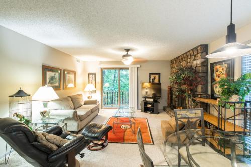 22BNC - Forest view two bedroom, two bath condo on Lake Ouachita, steps away from pool and spa, Mount Ida