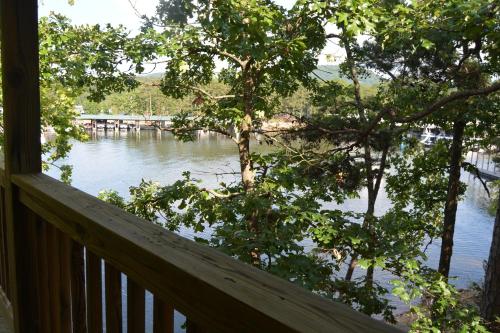 C10 - Lake view two bedroom, two bath log-sided, luxury Harbor North loft cottage with hot tub overlooking Lake Ouachita, Mount Ida