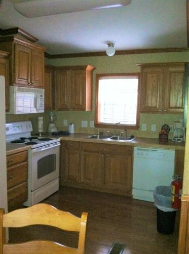 C10 - Lake view two bedroom, two bath log-sided, luxury Harbor North loft cottage with hot tub overlooking Lake Ouachita, Mount Ida (foto 5)