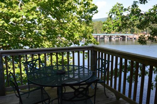 C10 - Lake view two bedroom, two bath log-sided, luxury Harbor North loft cottage with hot tub overlooking Lake Ouachita, Mount Ida (foto 4)