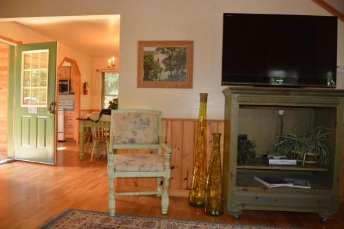 C10 - Lake view two bedroom, two bath log-sided, luxury Harbor North loft cottage with hot tub overlooking Lake Ouachita, Mount Ida (foto 11)
