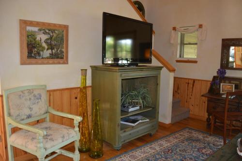C10 - Lake view two bedroom, two bath log-sided, luxury Harbor North loft cottage with hot tub overlooking Lake Ouachita, Mount Ida (foto 10)