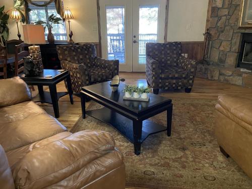C24, Three bedroom, three bath log-sided, luxury Harbor North cottage with hot tub cottage, Mount Ida (photo 3)