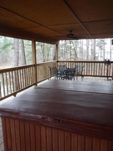 C24, Three bedroom, three bath log-sided, luxury Harbor North cottage with hot tub cottage, Mount Ida (photo 4)