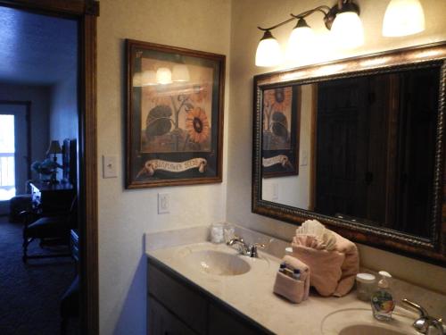 C24, Three bedroom, three bath log-sided, luxury Harbor North cottage with hot tub cottage, Mount Ida (photo 5)
