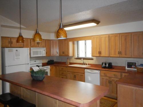 C24, Three bedroom, three bath log-sided, luxury Harbor North cottage with hot tub cottage, Mount Ida (photo 6)