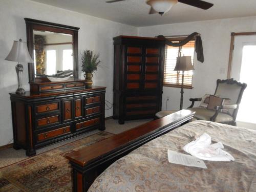 C24, Three bedroom, three bath log-sided, luxury Harbor North cottage with hot tub cottage, Mount Ida (photo 7)