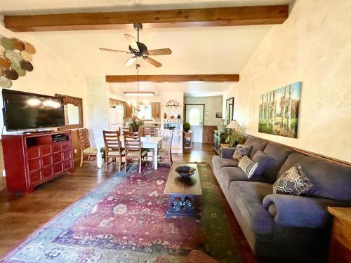 C8, Two bedroom, two bath log-sided, lake view luxury cottage with hot tub cottage, Mount Ida (photo 5)