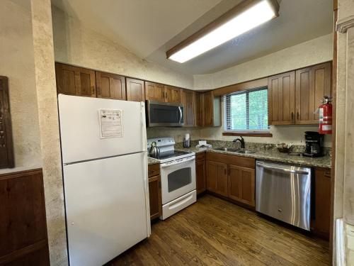 C8, Two bedroom, two bath log-sided, lake view luxury cottage with hot tub cottage, Mount Ida (photo 7)