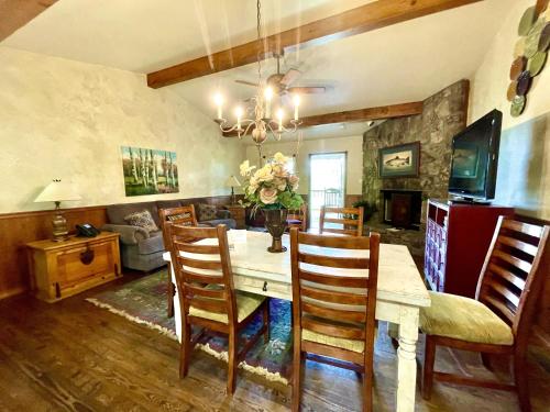 C8, Two bedroom, two bath log-sided, lake view luxury cottage with hot tub cottage, Mount Ida (photo 6)