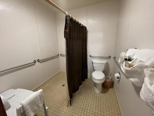 C8, Two bedroom, two bath log-sided, lake view luxury cottage with hot tub cottage, Mount Ida (photo 9)