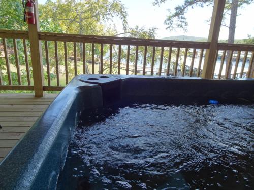 C22, a luxury, three bedroom, three bath Harbor North cottage overlooking the lake cottage, Mount Ida (zdjęcie 2)