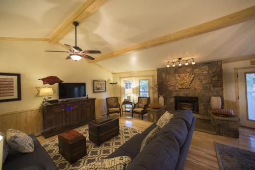 C21, Three bedroom, three bath log-sided, luxury Harbor North cottage with hot tub cottage, Mount Ida (zdjęcie 5)