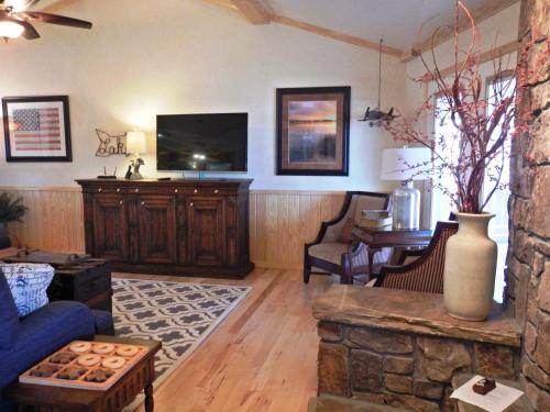 C21, Three bedroom, three bath log-sided, luxury Harbor North cottage with hot tub cottage, Mount Ida (zdjęcie 8)