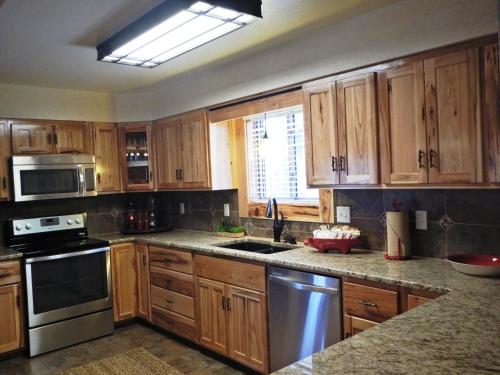 C21, Three bedroom, three bath log-sided, luxury Harbor North cottage with hot tub cottage, Mount Ida (zdjęcie 9)