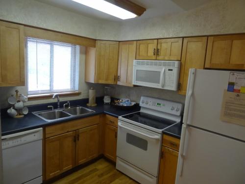 C16, Two bedroom, two bath, log-sided Harbor North luxury cottage with hot tub overlooking Lake Ouachita, Mount Ida (Foto 7)