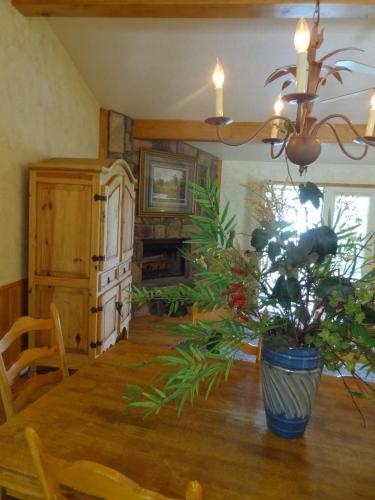C16, Two bedroom, two bath, log-sided Harbor North luxury cottage with hot tub overlooking Lake Ouachita, Mount Ida (Foto 3)