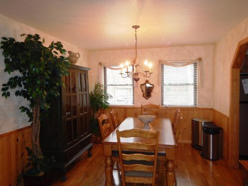 C12 - Luxury, loft, log-sided two bedroom Harbor North cottage on Lake Ouachita, Mount Ida (zdjęcie 4)