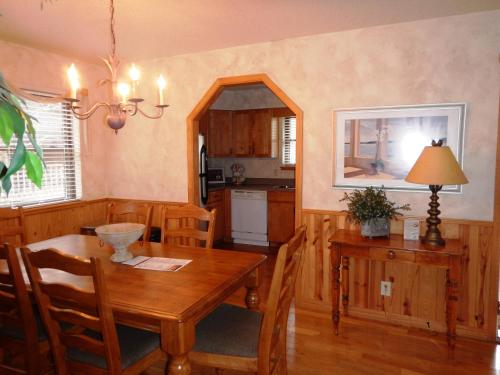 C12 - Luxury, loft, log-sided two bedroom Harbor North cottage on Lake Ouachita, Mount Ida (zdjęcie 7)