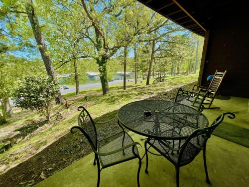 SU1 - King Studio with king bed, dining area, sleeper sofa and view of Lake Ouachita, Mount Ida