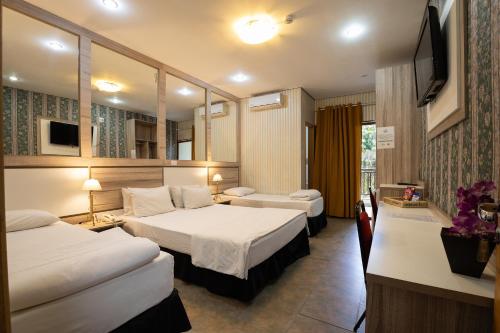 1 queen bed, 2 twin beds