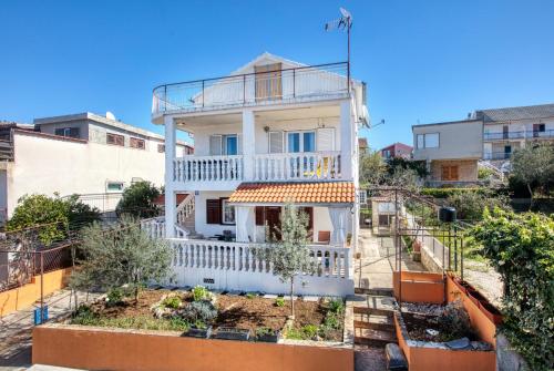  Apartments by the sea Grebastica, Sibenik - 11463, Pension in Bašelovići