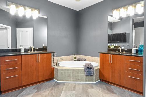 2 Bedroom 2 Bath Luxury condo with Oversized Patio & Outdoor Grill. in Daytona Beach, USA