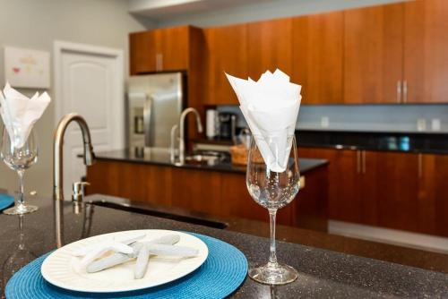 2 Bedroom 2 Bath Luxury condo with Oversized Patio & Outdoor Grill. in Daytona Beach, USA