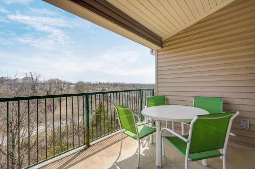 Cozy Top Floor 2BR Condo with View and Amenities!! - Accommodation - Branson