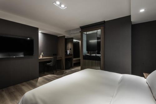 440870392 Autumn Willow Hotel