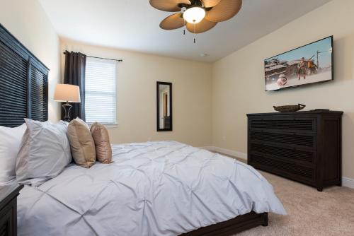 Wilmington Loop 6 Br Luxury Villa with Pool and Spa