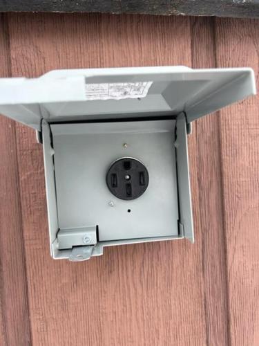 Cast Iron Moose by KABINO Hot Tub EV Charger Air Conditioning Fireplace Grill WiFi in Rea, USA