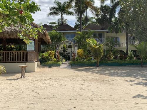 Family Comfort in Jamaica - Enjoy 7 miles of White Sand Beach! villa