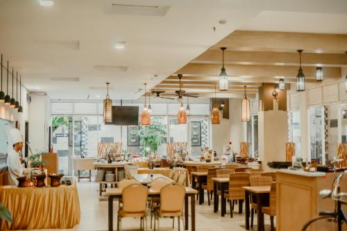 Restaurant, LAMORA Sagan Yogyakarta (formerly H Boutique Yogyakarta)  near Rumah Sakit Mata Dr Yap