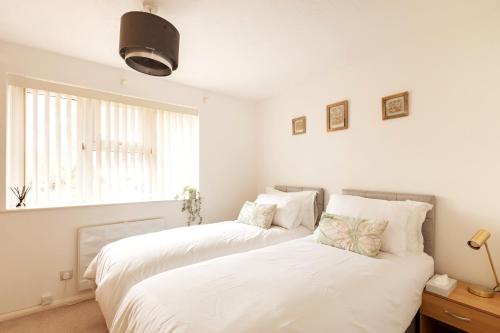 Surrey Stays - 2Bed house, 2 parking spaces, RH1, near Gatwick Airport