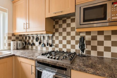 Cocina, Surrey Stays - 2Bed house, 2 parking spaces, RH1, near Gatwick Airport in Reigate