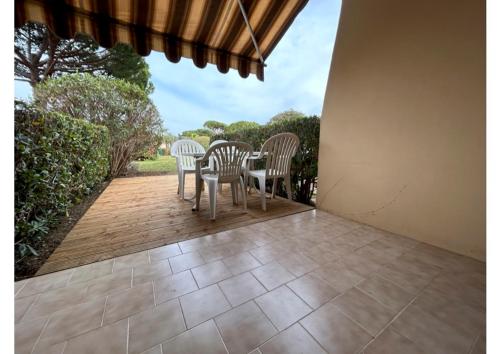 Garden, 2 Pieces Climatise-WIFI / 4 voyageurs / Boxe Prive / 2 piscines / 2 tennis / Petanque / PingPong in La Fontonne