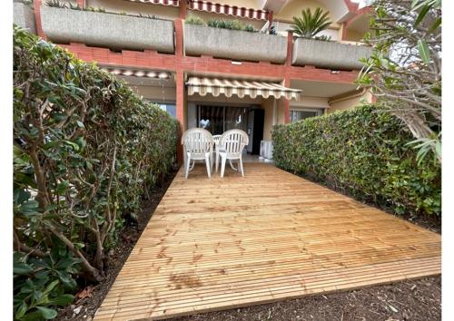 Garden, 2 Pieces Climatise-WIFI / 4 voyageurs / Boxe Prive / 2 piscines / 2 tennis / Petanque / PingPong in La Fontonne