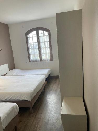 Hotel Restaurant L'Escale Room Type - Quadruple Room with Bath Hotel Restaurant L'Escale Room Type - Quadruple Room with Bath