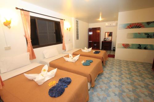Triple Room with Garden View image 4