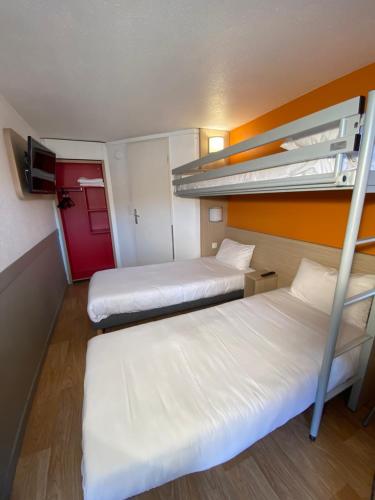 3 twin beds
